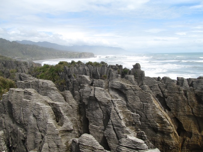 Pancake Rocks bei gewaltigen Wellen in der tasmanischen See.